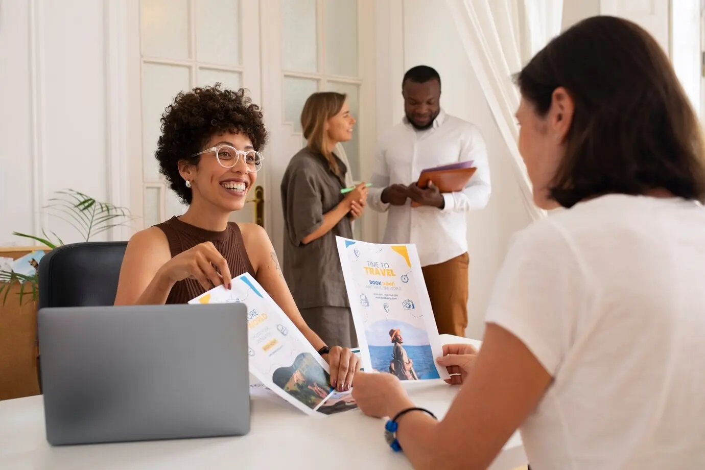 Средний план людей в офисе туристического агентства.