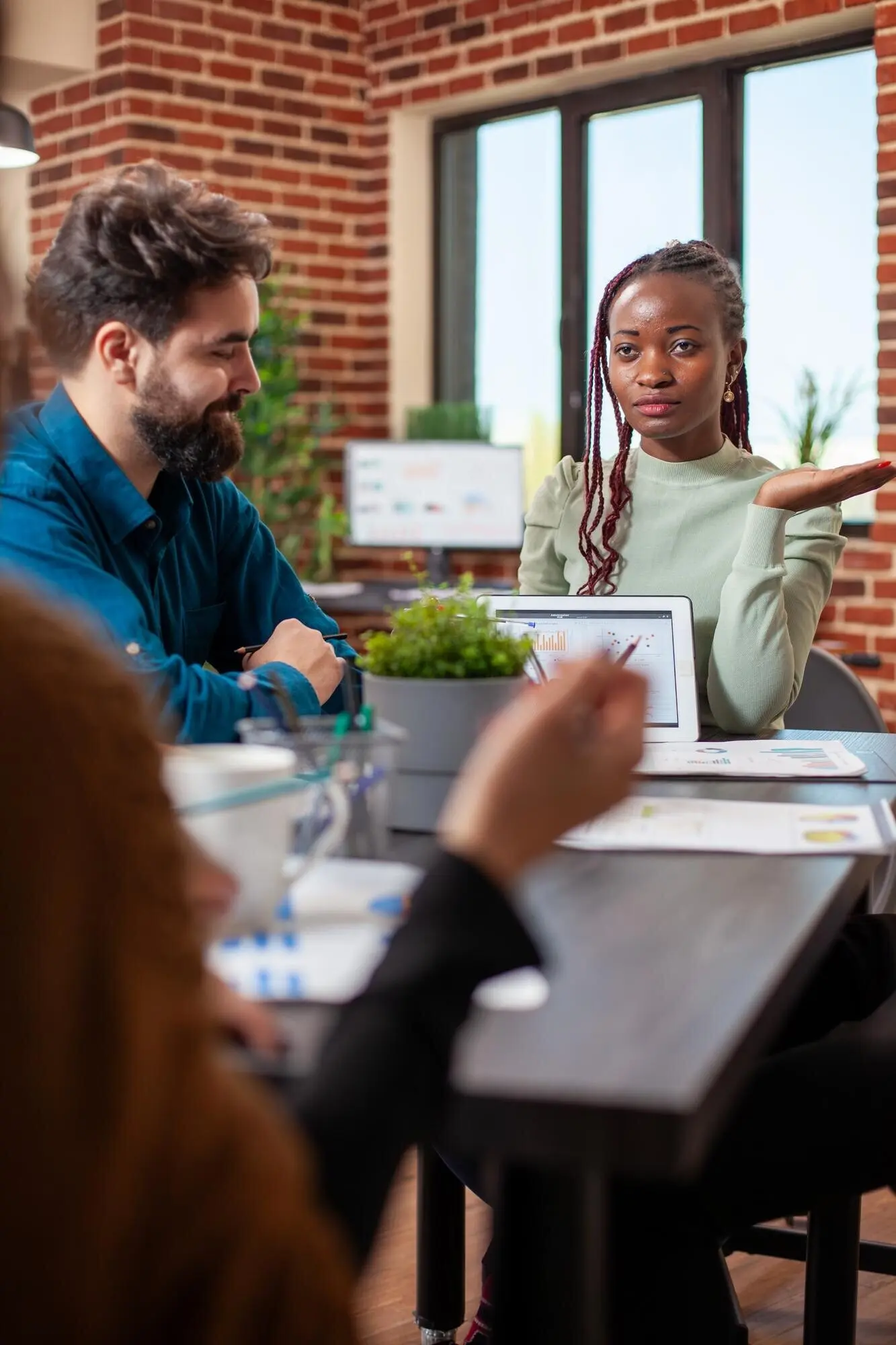 Советник обрисовывает команде планы компании.